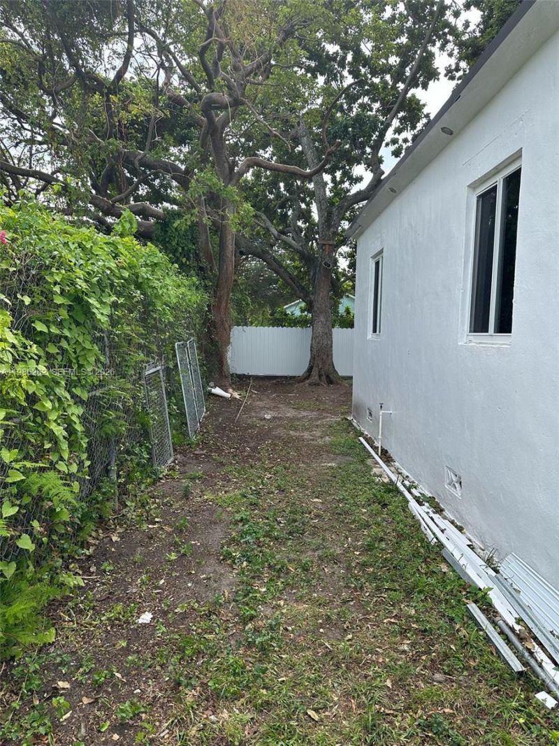 1812 NW 64th St, Miami, FL 33147 Photo