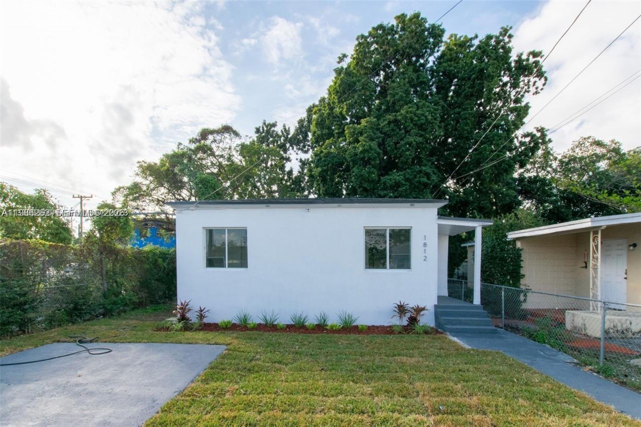 1812 NW 64th St, Miami, FL 33147 Photo