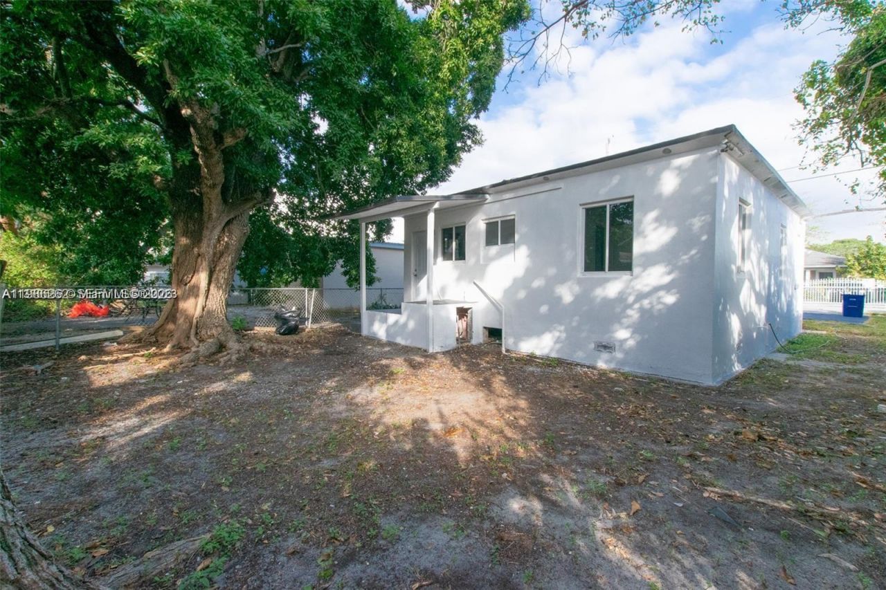 1812 NW 64th St, Miami, FL 33147 Photo