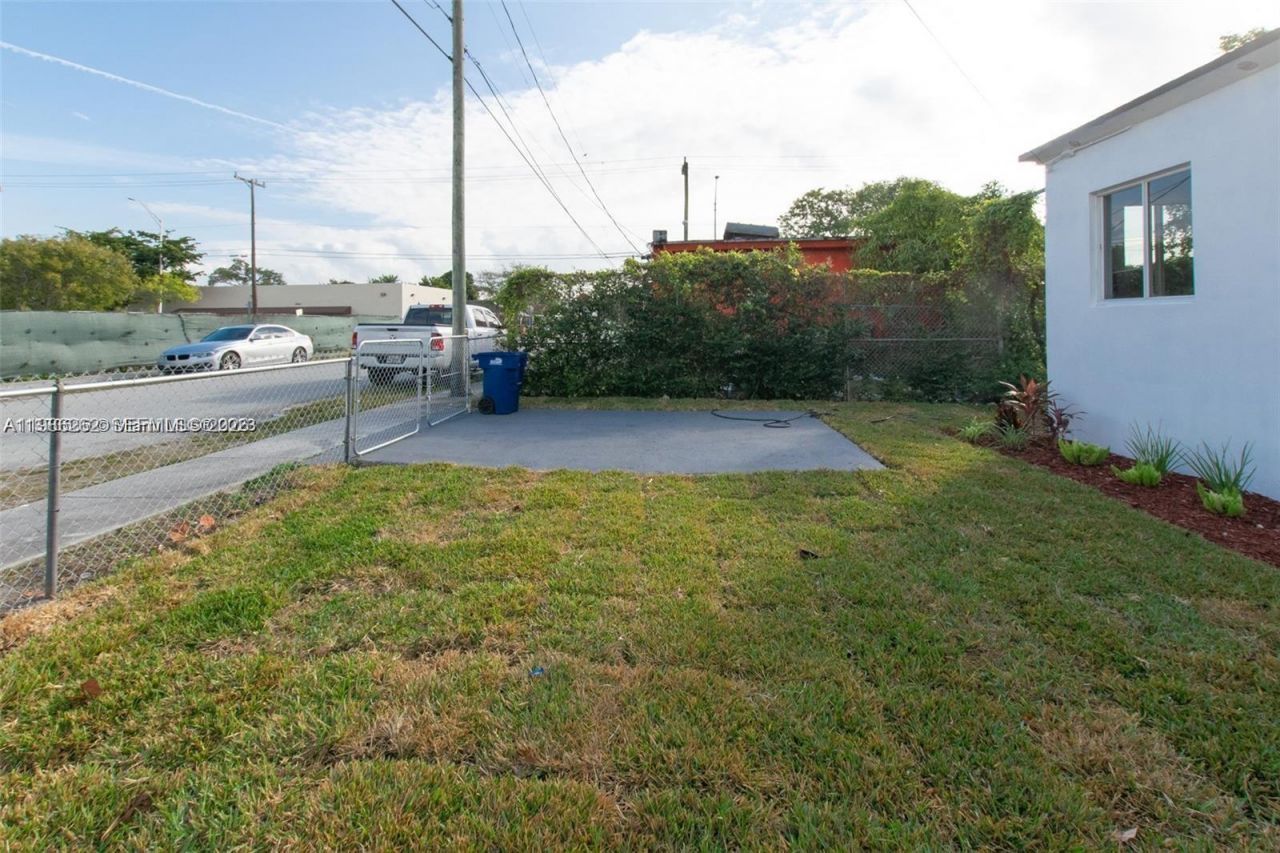 1812 NW 64th St, Miami, FL 33147 Photo