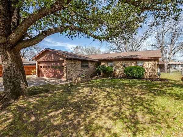 308 Thompson Court, Saginaw, TX 76179