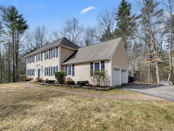 24 Evergreen Ln, Sturbridge, MA 01518