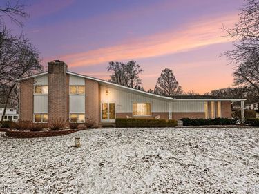 8635 Sandy Crest Drive, White Lake Twp, MI 48386