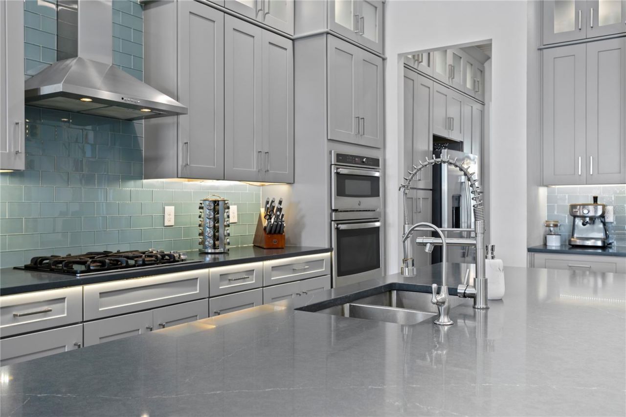 916 Seagrape Drive, Ruskin, FL 33570 Photo