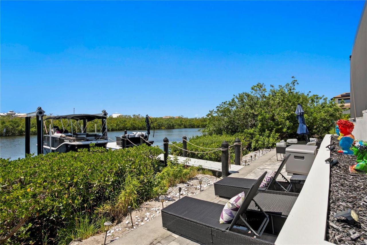 916 Seagrape Drive, Ruskin, FL 33570 Photo