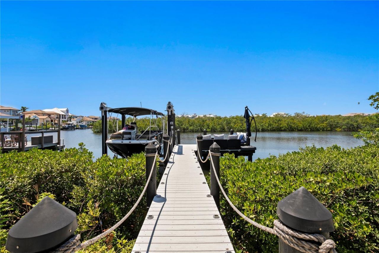 916 Seagrape Drive, Ruskin, FL 33570 Photo