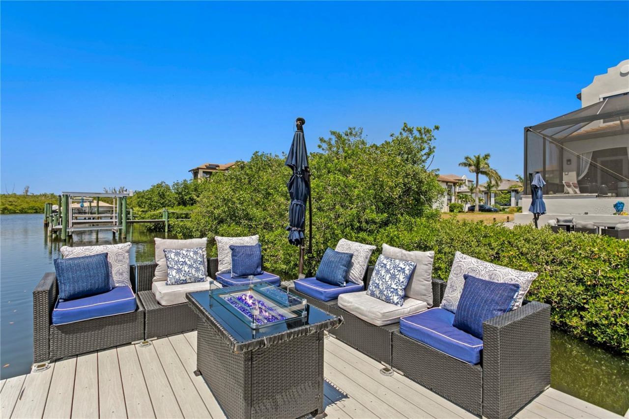 916 Seagrape Drive, Ruskin, FL 33570 Photo