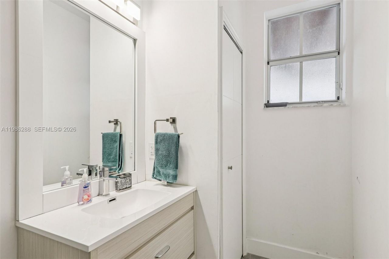 11280 NW 77th Ter, Doral, FL 33178 Photo