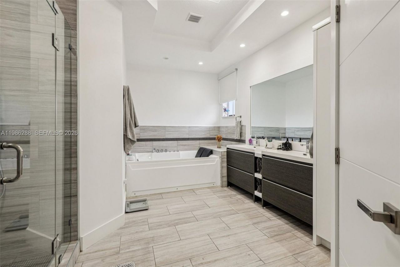 11280 NW 77th Ter, Doral, FL 33178 Photo