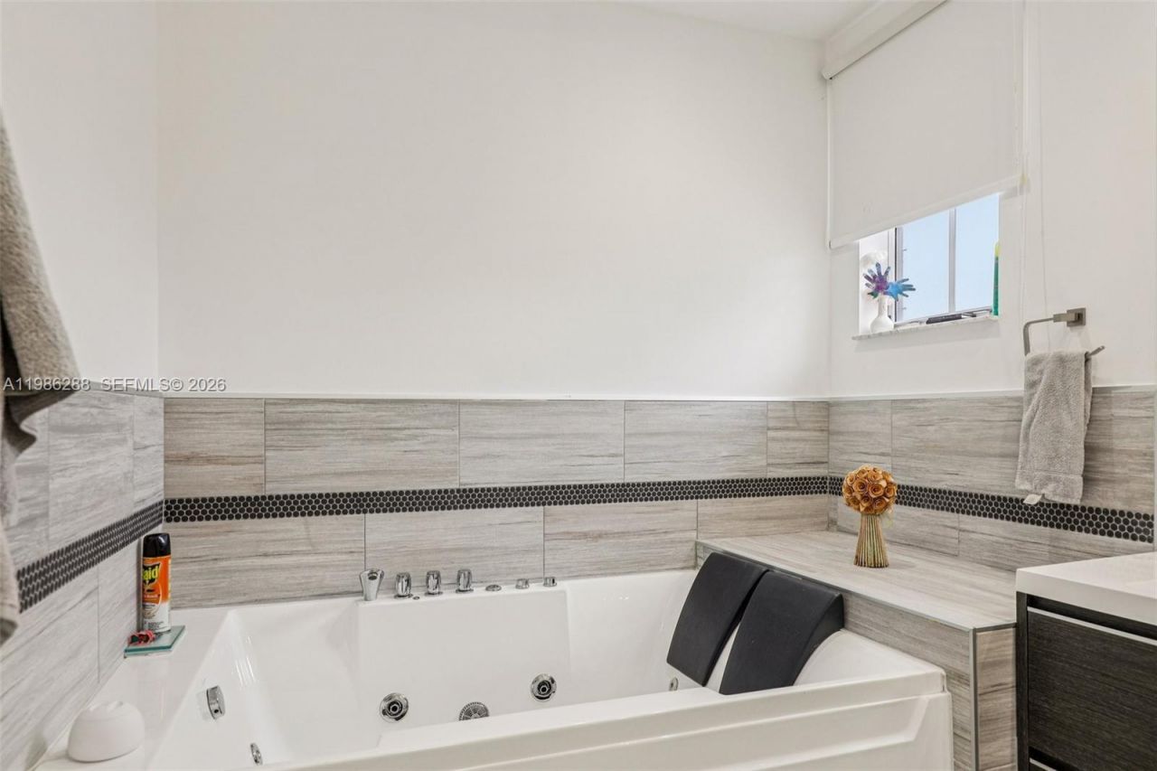 11280 NW 77th Ter, Doral, FL 33178 Photo