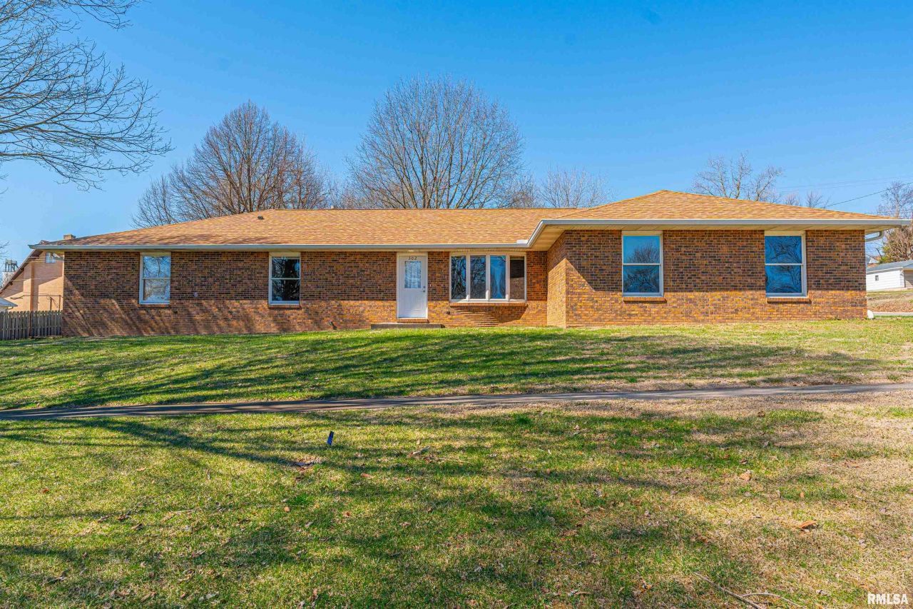302 S Vine Street, Mt Pulaski, IL 62548 Main Photo