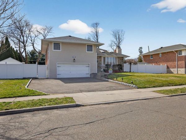 6 Wren Drive , Woodbury, NY 11797