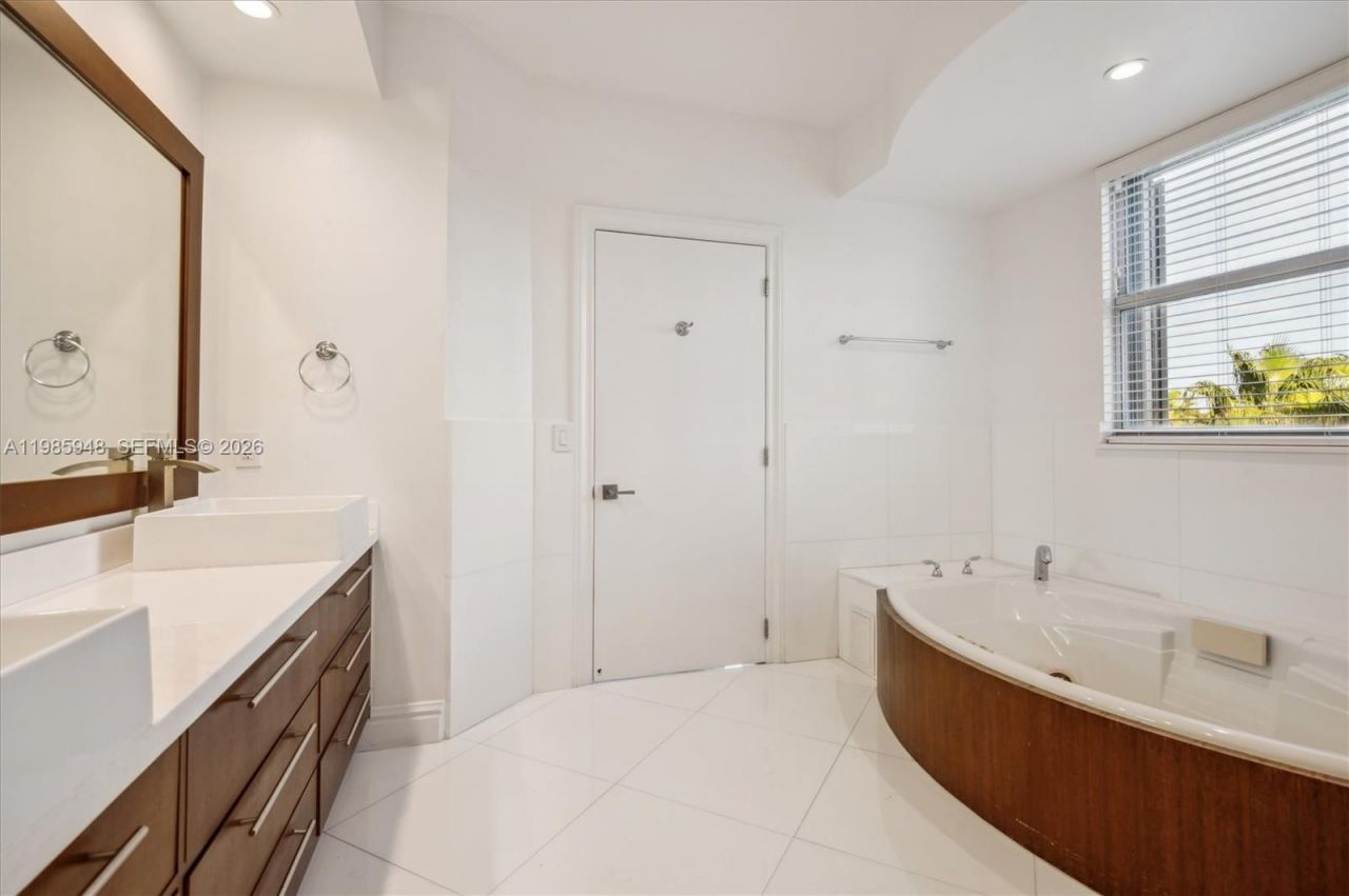 719 Crandon Blvd , Unit PH-9, Key Biscayne, FL 33149 Photo