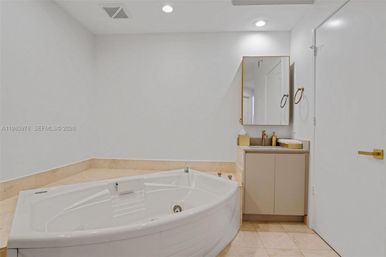 725 Crandon Blvd , Unit 203, Key Biscayne, FL 33149 Photo