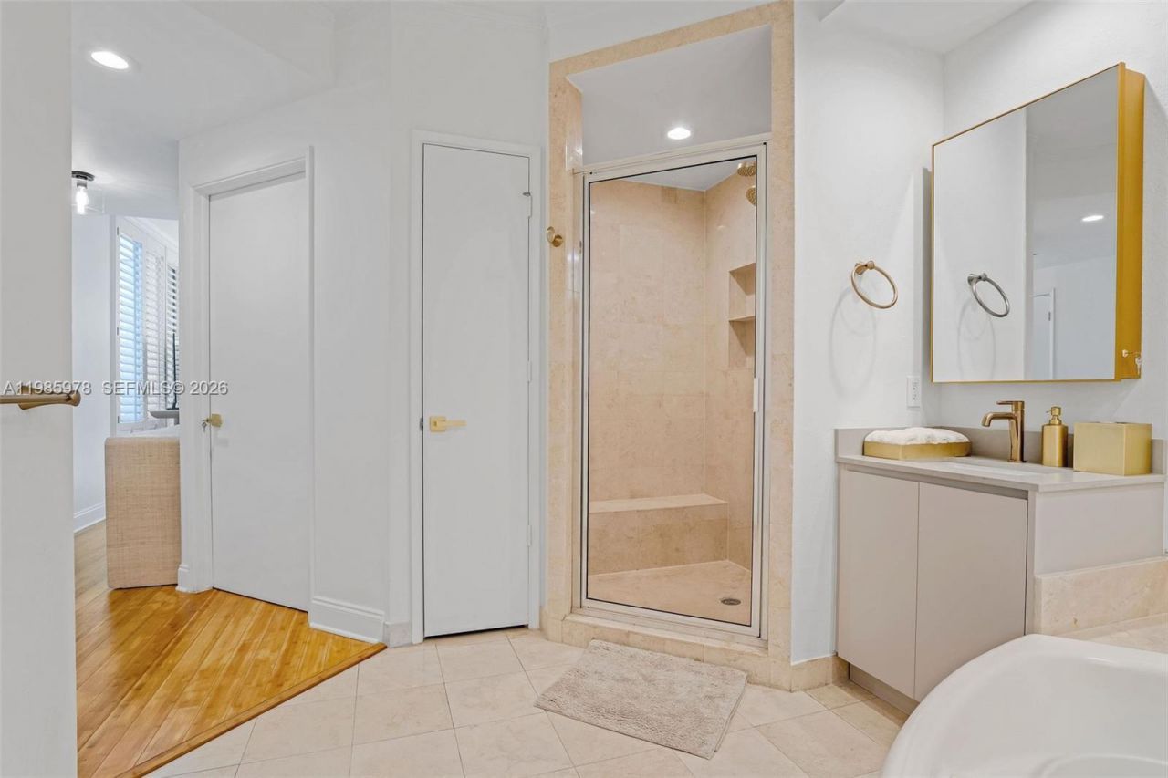 725 Crandon Blvd , Unit 203, Key Biscayne, FL 33149 Photo