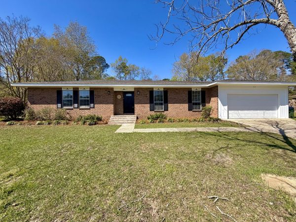 717 Berkshire Dr., Hattiesburg, MS 39402