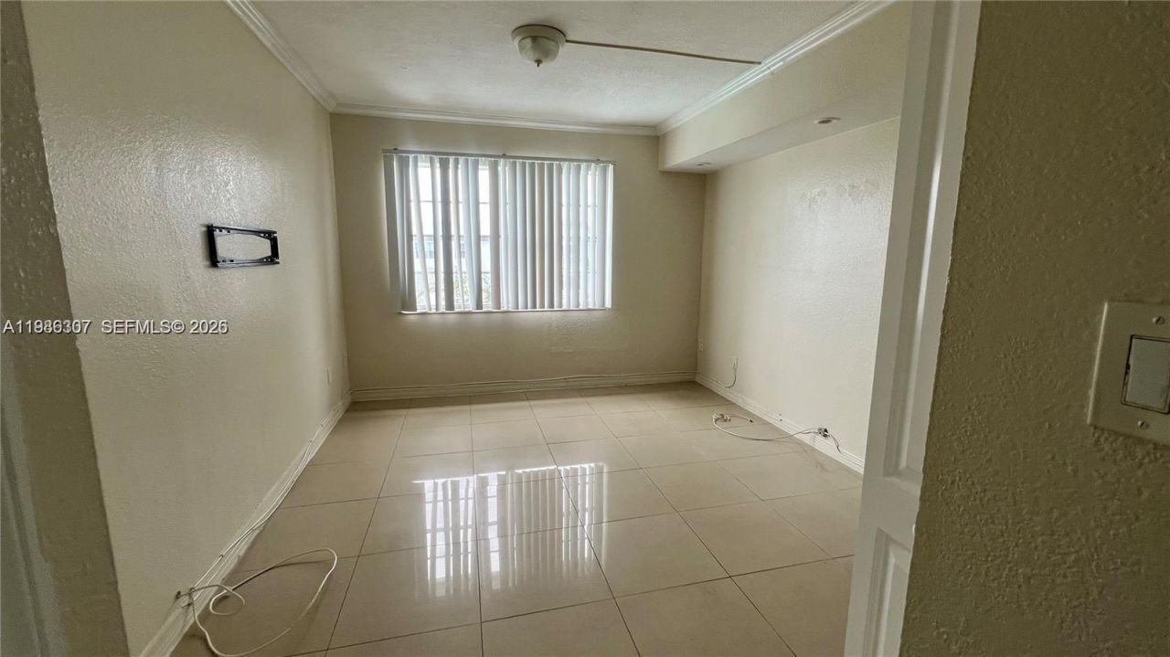 486 NW 165th St Rd , Unit B-606, Miami, FL 33169 Photo