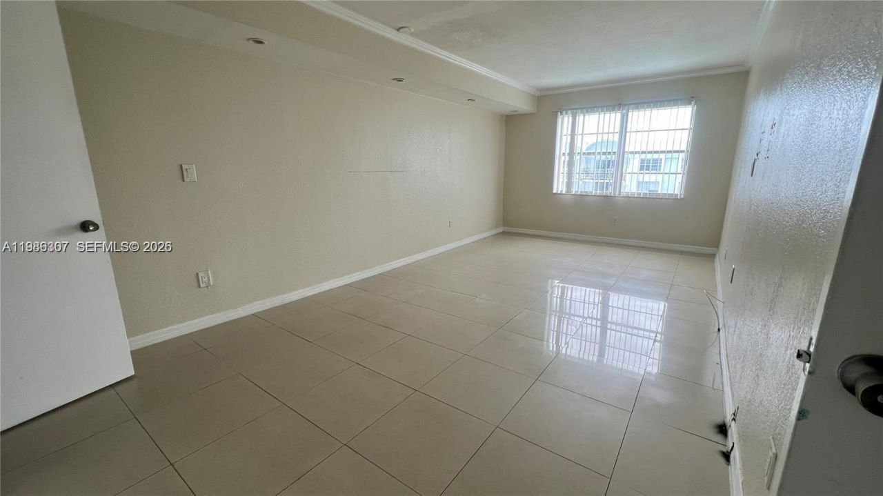 486 NW 165th St Rd , Unit B-606, Miami, FL 33169 Photo