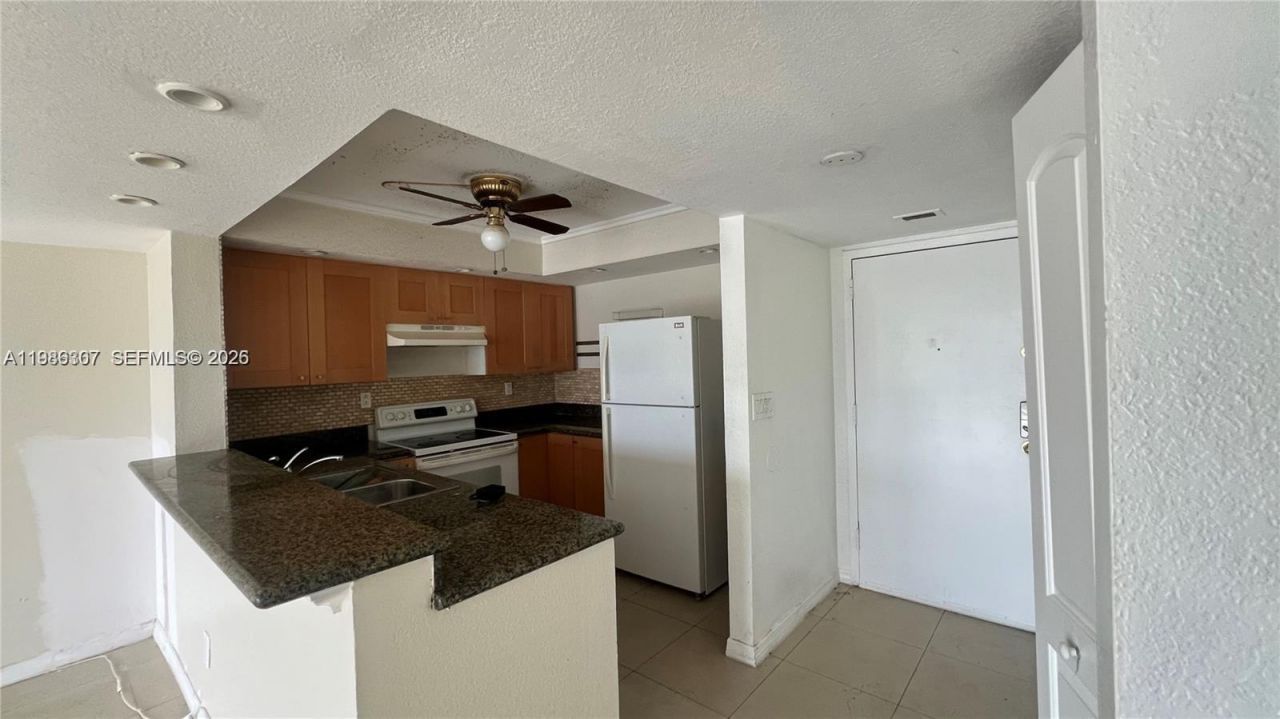 486 NW 165th St Rd , Unit B-606, Miami, FL 33169 Photo