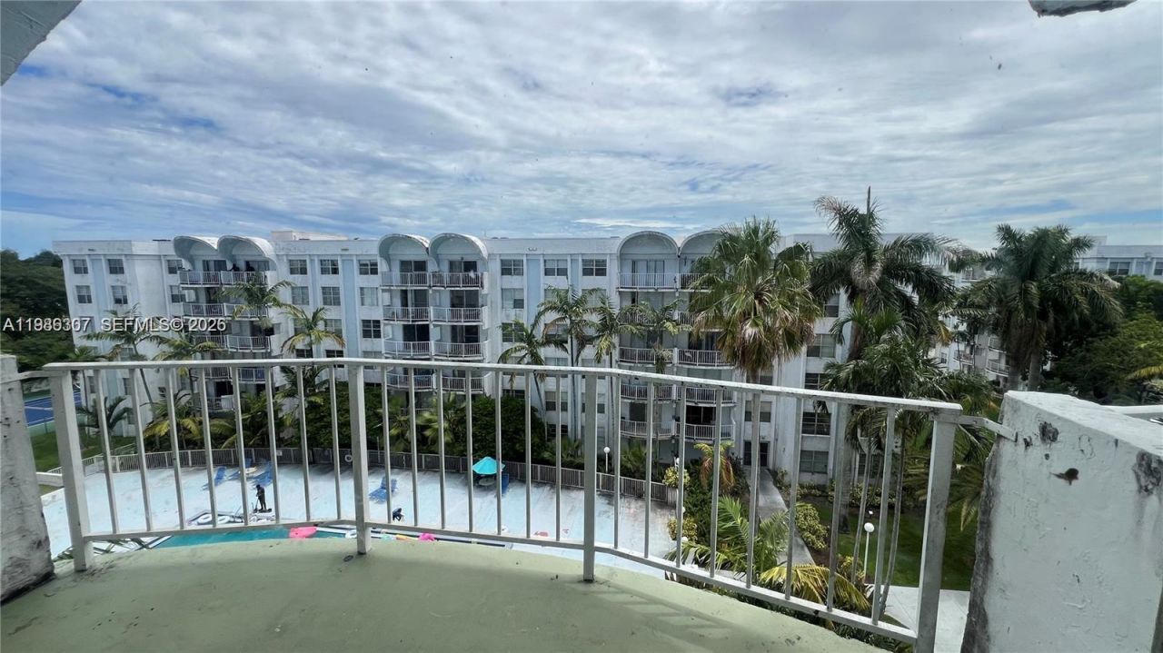 486 NW 165th St Rd , Unit B-606, Miami, FL 33169 Photo