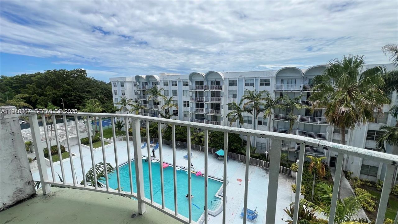 486 NW 165th St Rd , Unit B-606, Miami, FL 33169 Photo