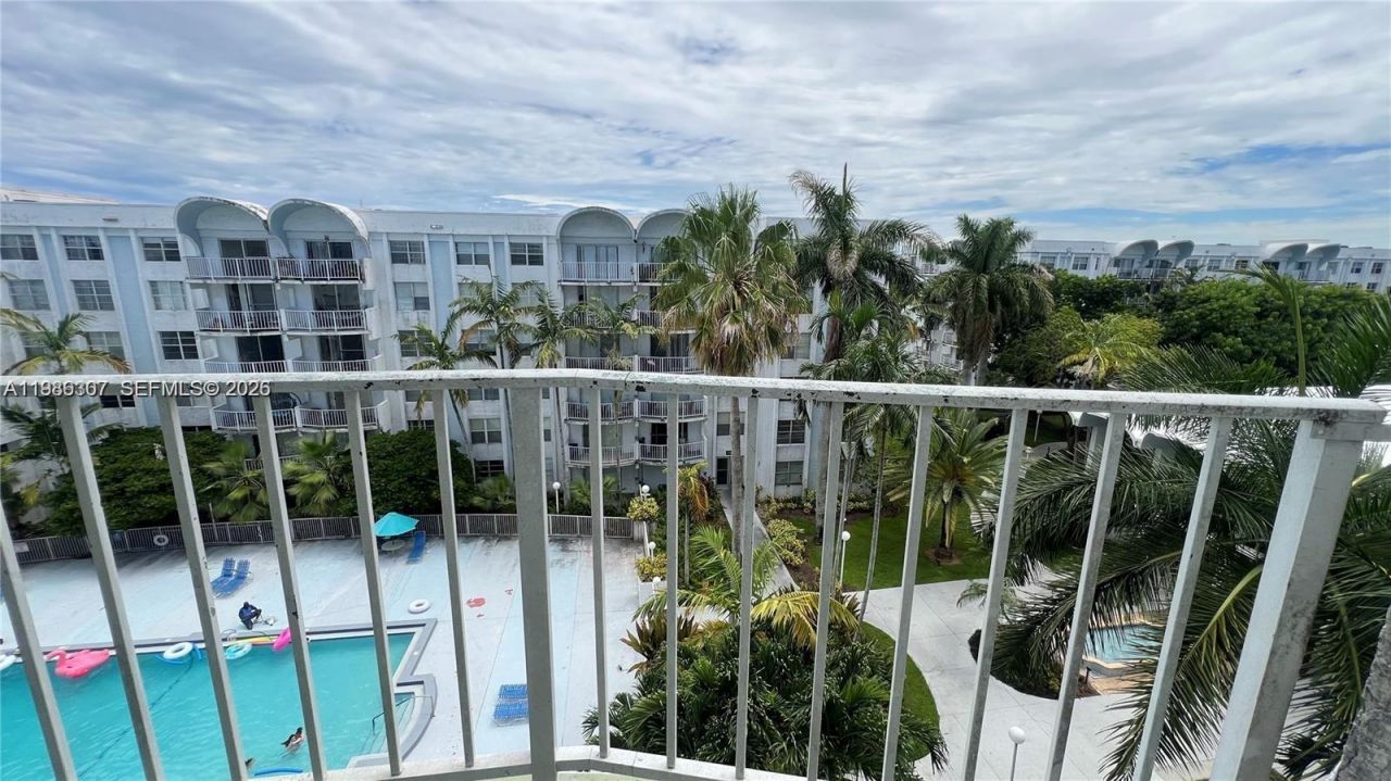 486 NW 165th St Rd , Unit B-606, Miami, FL 33169 Photo