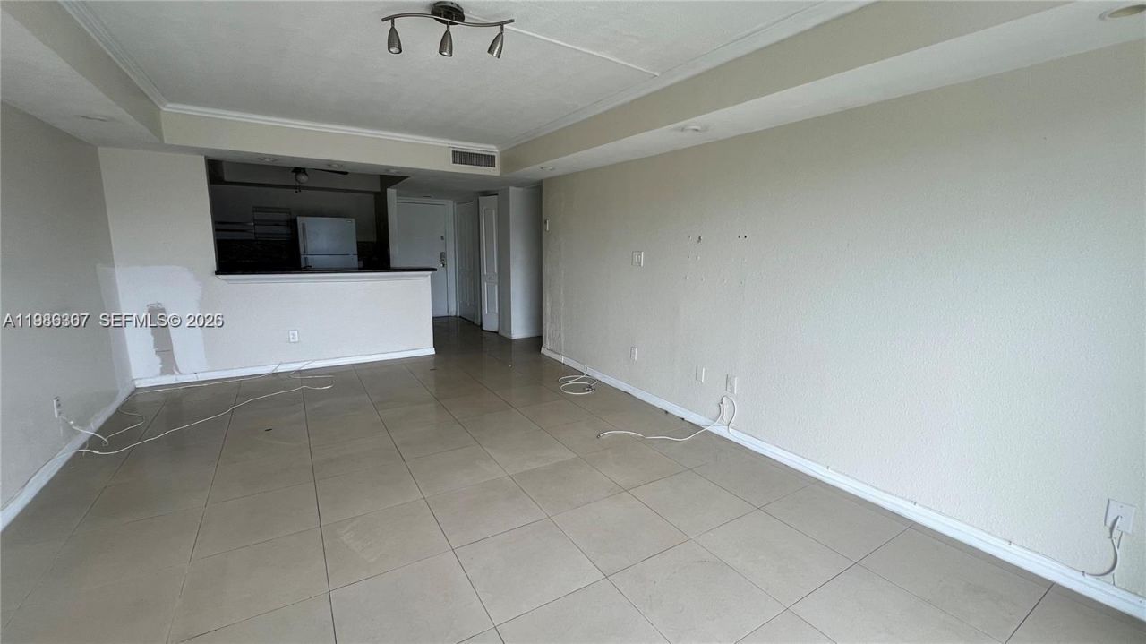 486 NW 165th St Rd , Unit B-606, Miami, FL 33169 Photo