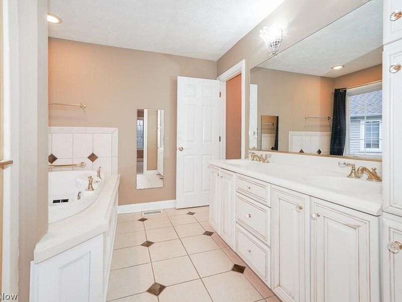 3729 Edgehill Drive, Cleveland, OH 44121 Photo 23