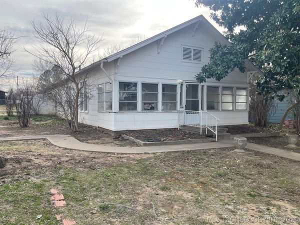 1002 E Thompson Avenue , Sapulpa, OK 74066