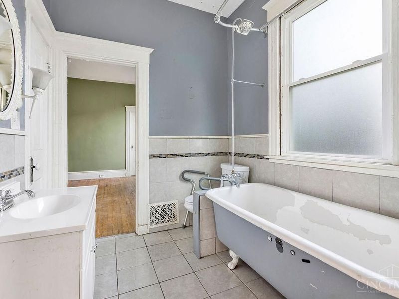 990 Burton Avenue, Cincinnati, OH 45229 Photo 22