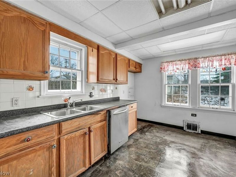 9704 S Highland Avenue, Garfield Heights, OH 44125 Photo 13