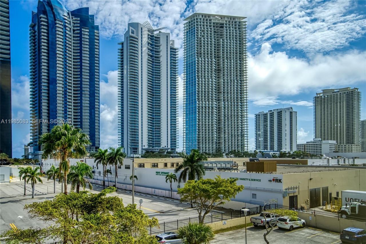 200 172nd St, Unit 319, Sunny Isles Beach, FL 33160 Photo