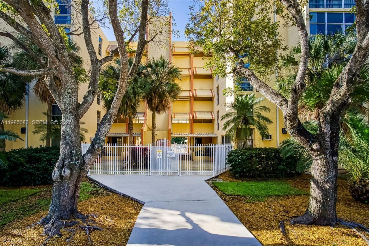 200 172nd St, Unit 319, Sunny Isles Beach, FL 33160 Photo