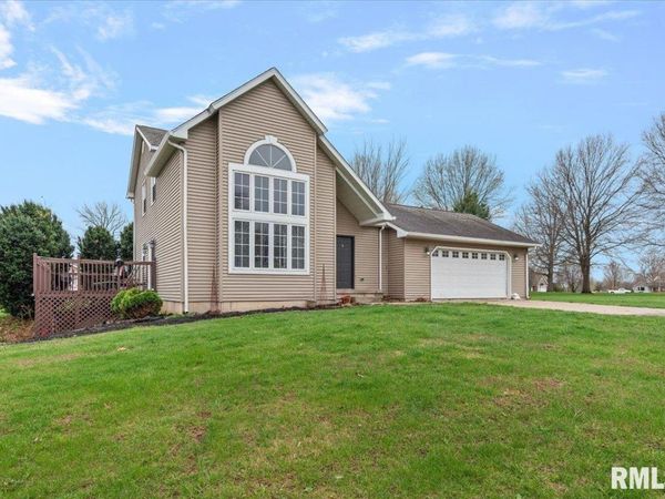 17296 Woodland Lakes Drive, Petersburg, IL 62675