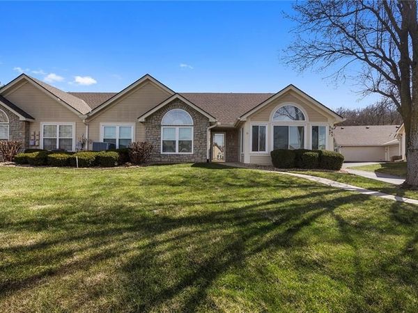 947 NE Devon Drive, Lee's Summit, MO 64064