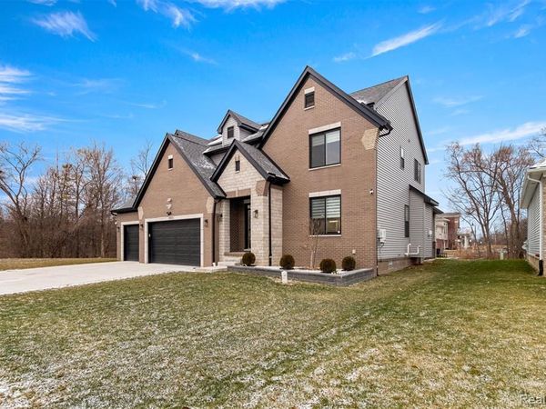 8615 Greendale Drive, Sterling Heights, MI 48312