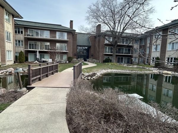 4 Oak Brook Club Drive, Unit G205, Oak Brook, IL 60523