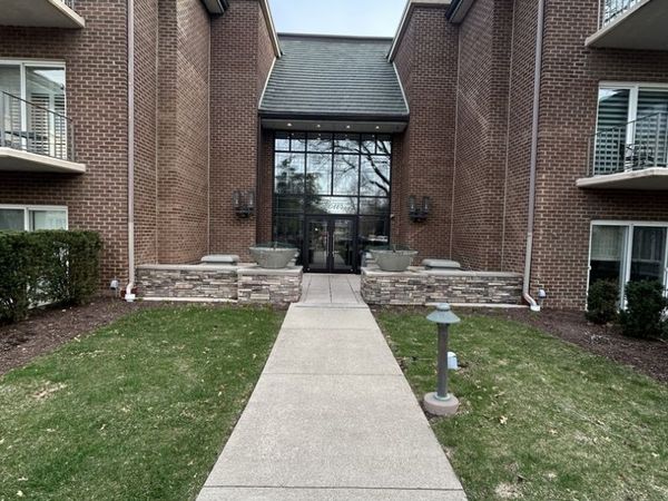 4 Oak Brook Club Drive, Unit G205, Oak Brook, IL 60523