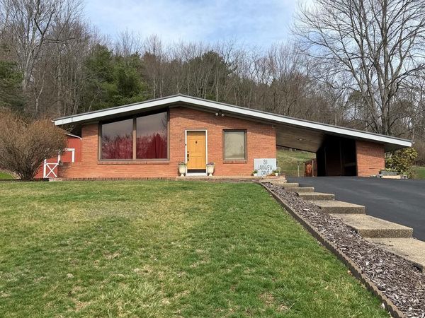 138 LAWNVIEW DR, New Cumberland, WV 26047