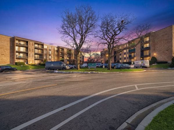 1103 S Hunt Club Drive, Unit 129, Mount Prospect, IL 60056