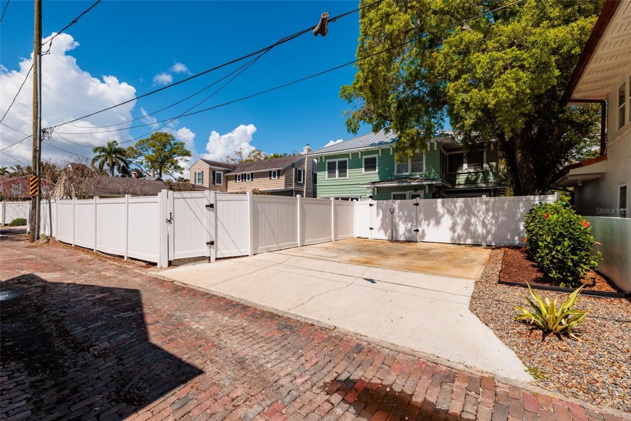 756 17th Avenue Ne, Saint Petersburg, FL 33704 Photo