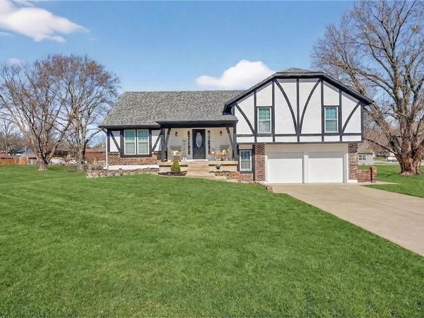 5660 Meadow Heights Drive, Shawnee, KS 66226