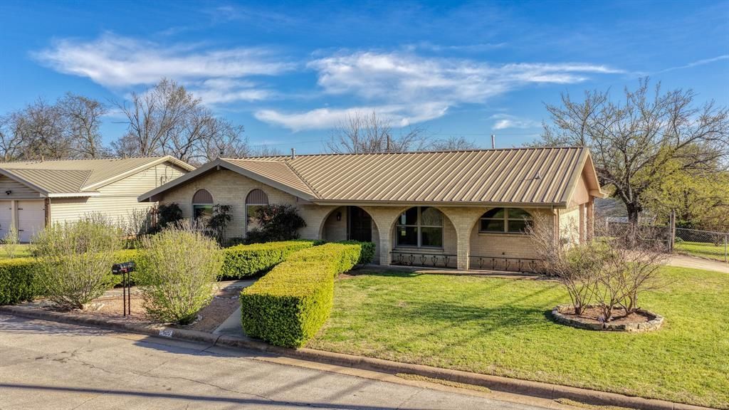 1111 Vivienne Street, Weatherford, TX 76086 Main Photo