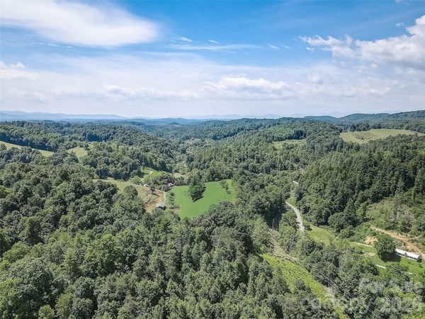 1820 Grapevine Road , Marshall, NC 28753