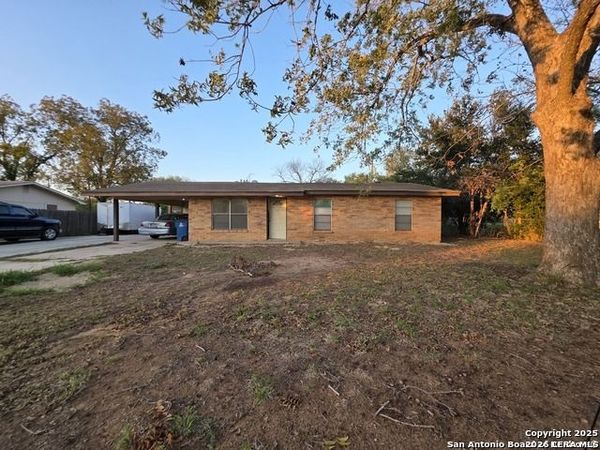 915 E Frio, Pearsall, TX 78061