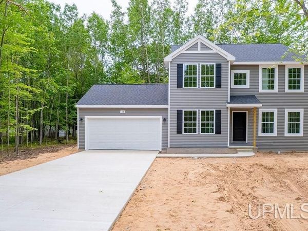 73 Royal Oak Drive, Gladstone, MI 49837
