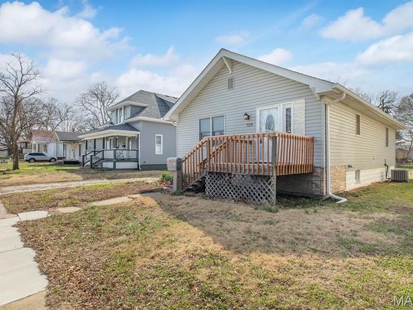 726 Rice Street, Wood River, IL 62095