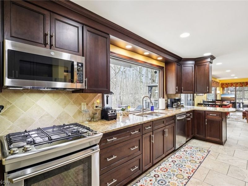 2430 Towpath Boulevard, Cuyahoga Falls, OH 44313 Photo 9