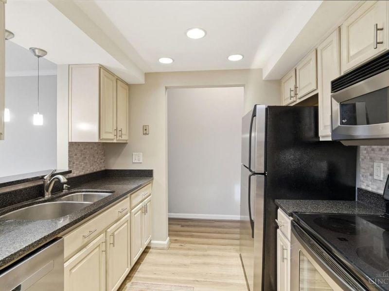 981 Paradrome, Unit B, Cincinnati, OH 45202 Photo 11