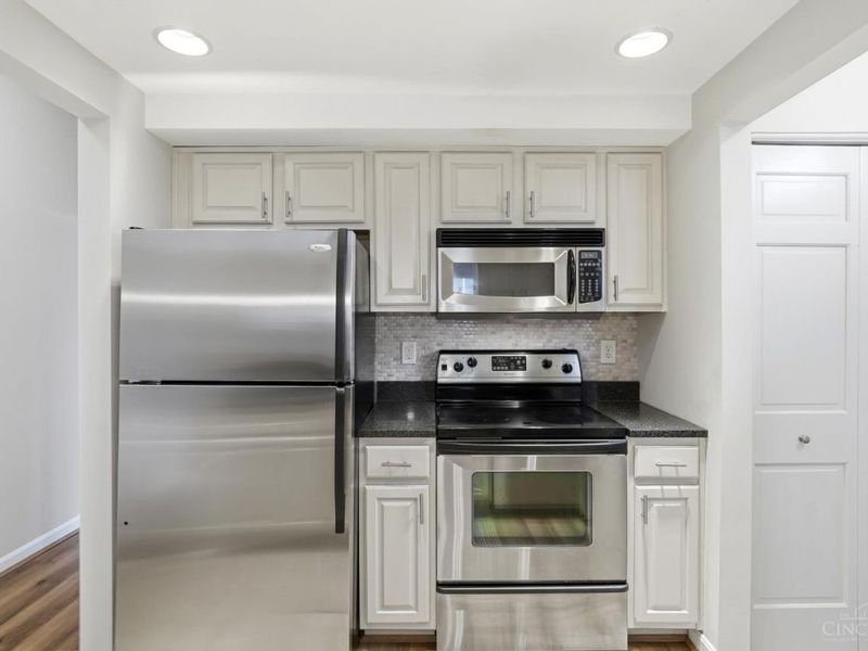 981 Paradrome, Unit B, Cincinnati, OH 45202 Photo 12